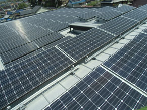 社屋屋上に太陽光発電設備
