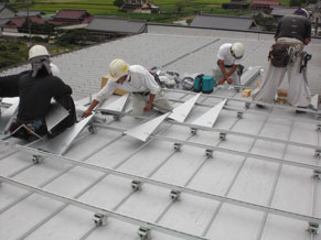 社屋屋上に太陽光発電設備