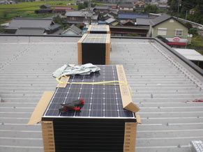 社屋屋上に太陽光発電設備